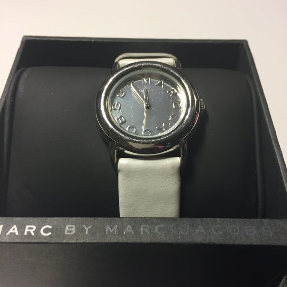 ⌚︎MARC JACOBS White Watch⌚︎NEEDS BATTERY - Picture 2 of 8